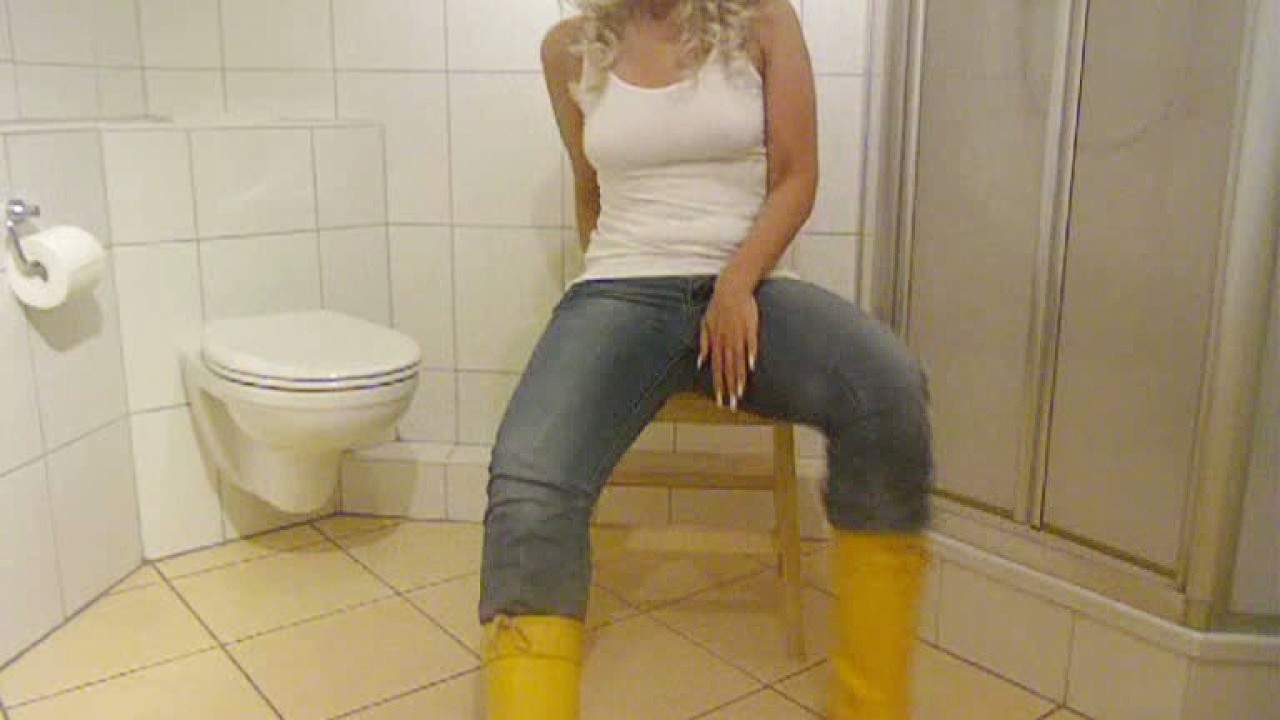 Nackt in gummistiefel.