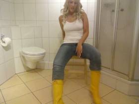 Vorschaubild vom Privatporno mit dem Titel "Gummistiefel - Hurra!" von EvilBitch