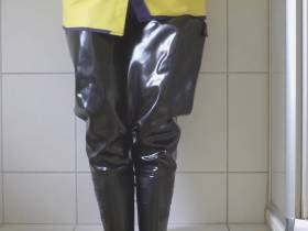 Vorschaubild vom Privatporno mit dem Titel "Wattgummistiefel, Raincoat, Jeans und Pisse - Perfekt!" von EvilBitch