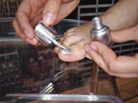 Vorschaubild vom Privatporno mit dem Titel "Teenyfüße in silber" von pornorama-tv