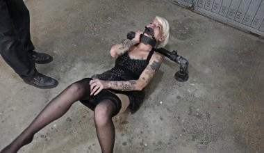 Lola im Bodenpranger