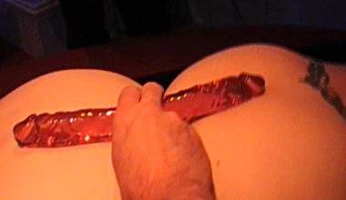 Ein Dildo zwei Frauen