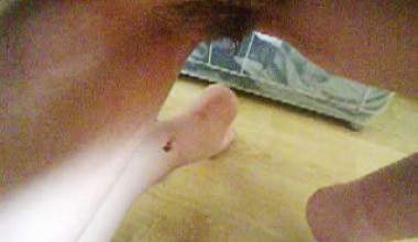 Scheiße wird von den Füßen auf dem Boden reflektiert