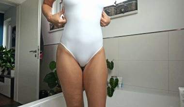 Mit rasierter Pussy zum Cameltoe!