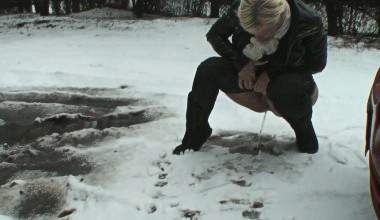 IN DEN SCHNEE GEPISST