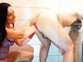 Unter der Dusche ganz tief in die Arschfotze