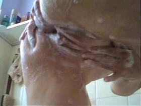 Vorschaubild vom Privatporno mit dem Titel "Körperpflege kann ja so geil sein" von heisse-luda