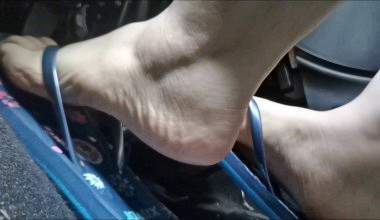 Fahren Sie in Flip-Flops zu Ihrem Vergnügen
