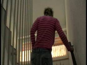 Los mach die Tür auf!! Ich muss pissen!!!