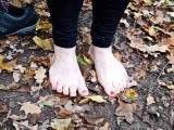 Nackte Füße im Laub