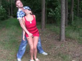 Vorschaubild vom Privatporno mit dem Titel "Verfolgt! - Attackiert! - Ohne Gnade Gefickt! - Es lauerte im Wald!" von QueenParis