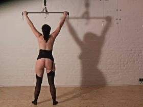 Schutzlos der Bullwhip ausgeliefert – Whipping mit der Bullenpeitsche