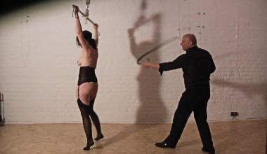 Schutzlos der Bullwhip ausgeliefert – Whipping mit der Bullenpeitsche