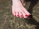 Nackte Füße im See