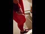 Pissen daheim in roter Legging mit Penishülle