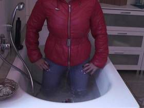 Vorschaubild vom Privatporno mit dem Titel "Mit Daunenjacke" von nylon_schlampe