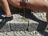 Freiland Pissen auf antike Treppe