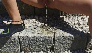 Freiland Pissen auf antike Treppe