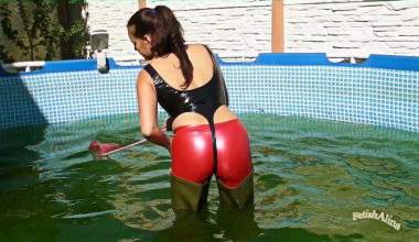 Jackie in Waders und Slinkystyle Outfit im Pool