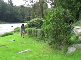 Pipi am nahen Fluss, durch das geplätscher