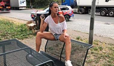 Public Jeans-Piss auf Rastplatz
