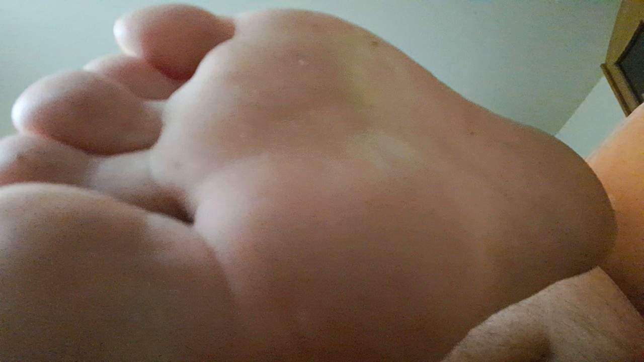 Intimissimo - POV - kiss my feet if you want to fuck my old lady