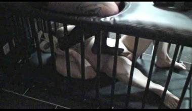 Trampling und NS für den Sklaven im Käfig