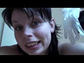 Vorschaubild vom Privatporno mit dem Titel "In den Latexhandschuh gepisst" von Miss-United