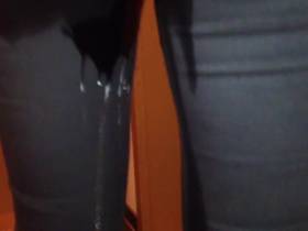 im Treppenhaus eingepisst