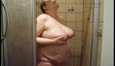 Nico-Bi unter der Dusche