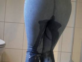 Vorschaubild vom Privatporno mit dem Titel "Eine warme Dusche in  M60" von EvilBitch