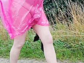 In Regencape, Strumpfhose und Latschen im Nieselregen