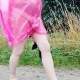 In Regencape, Strumpfhose und Latschen im Nieselregen