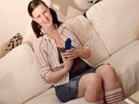 Vorschaubild vom Privatporno mit dem Titel "18 jährige mit Dildo entjungfert" von Kathi-81