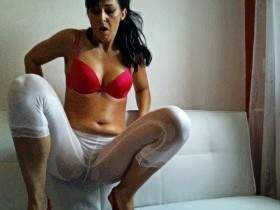 Vorschaubild vom Privatporno mit dem Titel "°* Kolossal *° Abpissen in und durch die WHITE Legging !!!" von MOONLIGHT15