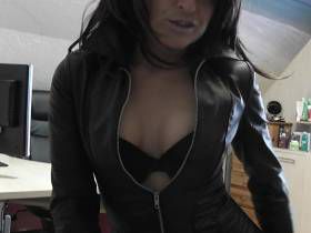 Vorschaubild vom Privatporno mit dem Titel "Sexy langer Ledermantel" von nylon_schlampe