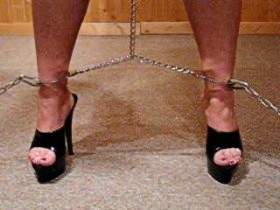 Fußzüchtigung tormented in high heels chained