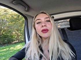 Blondine  pisst an der Raststätte!